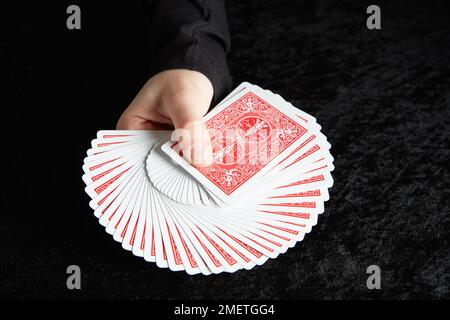 Tu uomo che esegue il trucco della carta Foto Stock