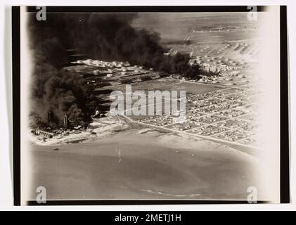 Una vista aerea del devastante incendio di Texas City, che scoppiò il 16 aprile 1947, a seguito di un'esplosione su una nave francese che trasportava nitrato di ammonio. L'incendio causò una massiccia distruzione, con conseguenti perdite di vite umane e danni all'area del porto. Foto Stock