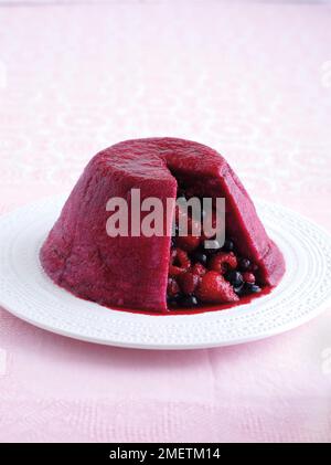 Budino di estate, realizzato con un misto di frutti di bosco estivi, lamponi, fragole, ribes rosso e ribes nero Foto Stock
