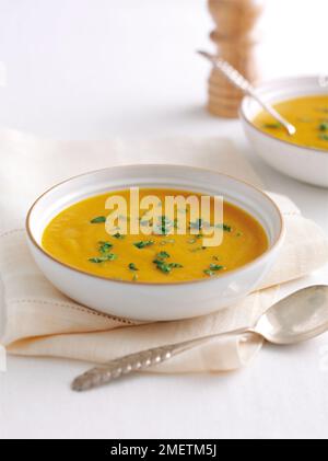 Ciotola di zuppa di zucca con prezzemolo tritato Foto Stock