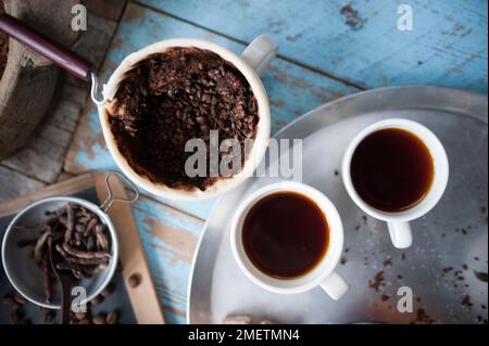 Caffe Touba, versando acqua calda nel caffè, scaricando attraverso un panno Foto Stock