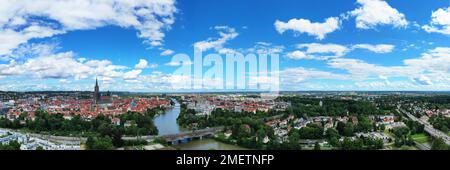 Vista aerea di Ulm sul Danubio con vista sulla Cattedrale di Ulm. Ulm, Tuebingen, Baden-Wuerttemberg, Germania Foto Stock