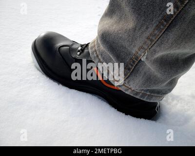 Scarponi speciali nella neve. Primo piano su uno sfondo di neve. Foto Stock