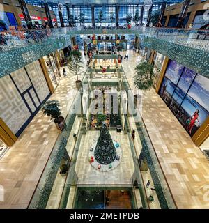 Centro commerciale Sapphire, decorazione in inverno, interni, vista giù, Levent, Istanbul, Turchia Foto Stock