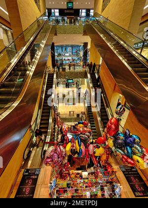 Centro commerciale Sapphire, scale mobili, interni, Levent, Istanbul, Turchia Foto Stock