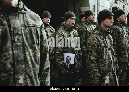 Sepoltura di Oleg Yashchishin, Kirilo Vishivaniy, Sergey Melnik e Rostislav Romanchu al cimitero di Lychatik, i quattro ufficiali hanno ucciso due giorni prima Foto Stock