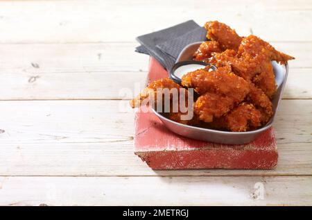 Ali di pollo di bufala con condimento di formaggio blu Foto Stock