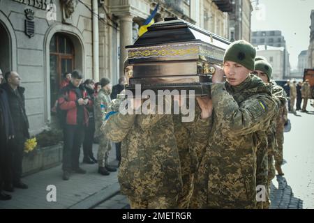 Funerali di Oleg Yashchishin, Kirilo Vishivaniy, Sergey Melnik e Rostislav Romanchuk nella chiesa gesuita di San Pietro e Paolo, i quattro ufficiali Foto Stock