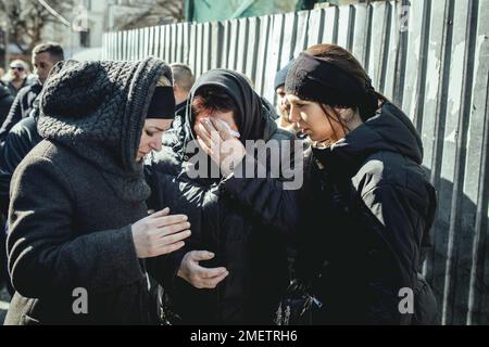 Sepoltura di Oleg Yashchishin, Kirilo Vishivaniy, Sergey Melnik e Rostislav Romanchu al cimitero di Lychatik, i quattro ufficiali hanno ucciso due giorni prima Foto Stock