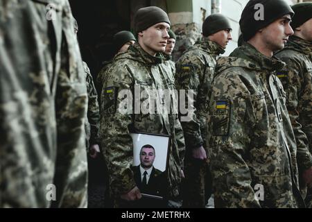 Sepoltura di Oleg Yashchishin, Kirilo Vishivaniy, Sergey Melnik e Rostislav Romanchu al cimitero di Lychatik, i quattro ufficiali hanno ucciso due giorni prima Foto Stock