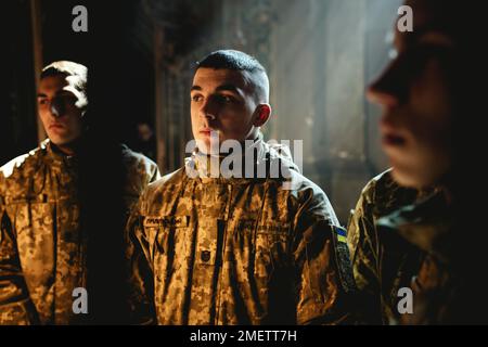 Funerali di Oleg Yashchishin, Kirilo Vishivaniy, Sergey Melnik e Rostislav Romanchuk nella chiesa gesuita di San Pietro e Paolo, i quattro ufficiali Foto Stock