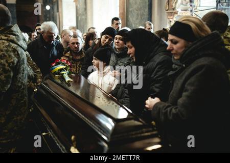 Funerali di Oleg Yashchishin, Kirilo Vishivaniy, Sergey Melnik e Rostislav Romanchuk nella chiesa gesuita di San Pietro e Paolo, i quattro ufficiali Foto Stock