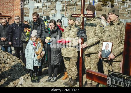 Sepoltura di Oleg Yashchishin, Kirilo Vishivaniy, Sergey Melnik e Rostislav Romanchu al cimitero di Lychatik, i quattro ufficiali hanno ucciso due giorni prima Foto Stock