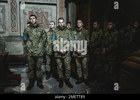 Funerali di Oleg Yashchishin, Kirilo Vishivaniy, Sergey Melnik e Rostislav Romanchuk nella chiesa gesuita di San Pietro e Paolo, i quattro ufficiali Foto Stock