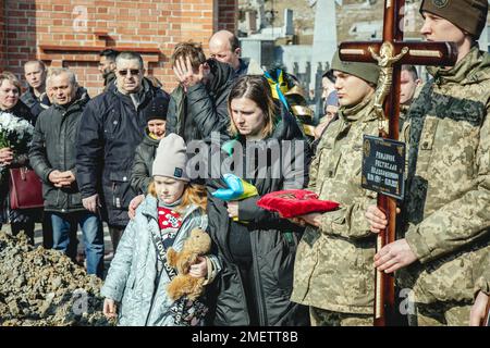 Sepoltura di Oleg Yashchishin, Kirilo Vishivaniy, Sergey Melnik e Rostislav Romanchu al cimitero di Lychatik, i quattro ufficiali hanno ucciso due giorni prima Foto Stock