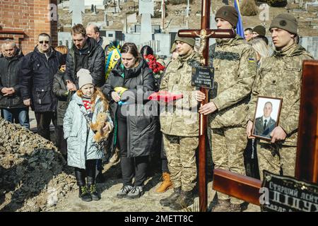 Sepoltura di Oleg Yashchishin, Kirilo Vishivaniy, Sergey Melnik e Rostislav Romanchu al cimitero di Lychatik, i quattro ufficiali hanno ucciso due giorni prima Foto Stock