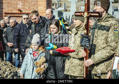 Sepoltura di Oleg Yashchishin, Kirilo Vishivaniy, Sergey Melnik e Rostislav Romanchu al cimitero di Lychatik, i quattro ufficiali hanno ucciso due giorni prima Foto Stock