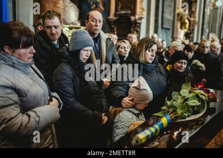 Funerali di Oleg Yashchishin, Kirilo Vishivaniy, Sergey Melnik e Rostislav Romanchuk nella chiesa gesuita di San Pietro e Paolo, i quattro ufficiali Foto Stock