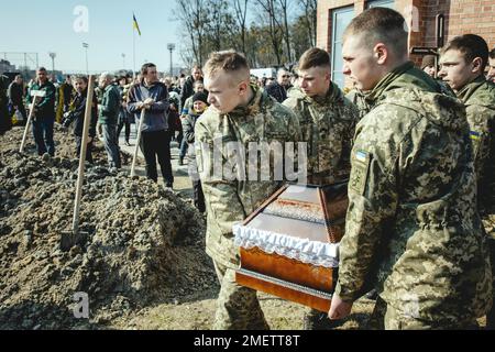 Sepoltura di Oleg Yashchishin, Kirilo Vishivaniy, Sergey Melnik e Rostislav Romanchu al cimitero di Lychatik, i quattro ufficiali hanno ucciso due giorni prima Foto Stock