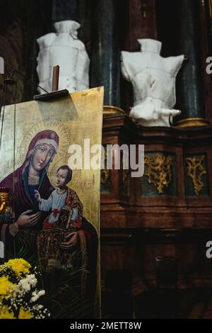 Statue avvolte ai funerali di Oleg Yashchishin, Kirilo Vishivaniy, Sergei Melnik e Rostislav Romanchuk presso la chiesa gesuita di San Pietro e. Foto Stock