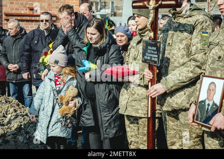 Sepoltura di Oleg Yashchishin, Kirilo Vishivaniy, Sergey Melnik e Rostislav Romanchu al cimitero di Lychatik, i quattro ufficiali hanno ucciso due giorni prima Foto Stock