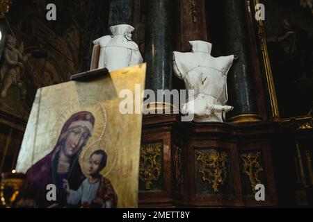 Statue avvolte ai funerali di Oleg Yashchishin, Kirilo Vishivaniy, Sergei Melnik e Rostislav Romanchuk presso la chiesa gesuita di San Pietro e. Foto Stock