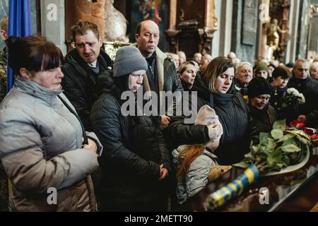 Funerali di Oleg Yashchishin, Kirilo Vishivaniy, Sergey Melnik e Rostislav Romanchuk nella chiesa gesuita di San Pietro e Paolo, i quattro ufficiali Foto Stock