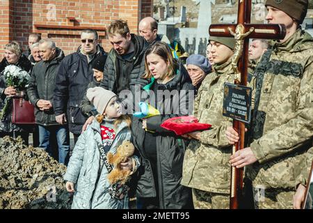 Sepoltura di Oleg Yashchishin, Kirilo Vishivaniy, Sergey Melnik e Rostislav Romanchu al cimitero di Lychatik, i quattro ufficiali hanno ucciso due giorni prima Foto Stock