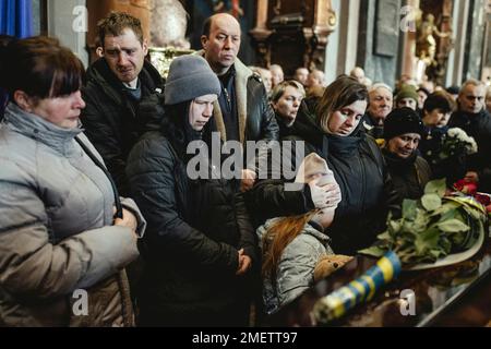 Funerali di Oleg Yashchishin, Kirilo Vishivaniy, Sergey Melnik e Rostislav Romanchuk nella chiesa gesuita di San Pietro e Paolo, i quattro ufficiali Foto Stock