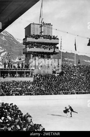 Pattinaggio su ghiaccio, pattinaggio in coppia all'Artificial Ice Stadium, MR. E Mrs. Cliff, Inghilterra, durante lo skate gratuito Foto Stock