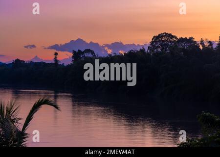 Crepuscolo sul fiume Song Dong Nai nel Parco Nazionale di Cat Tien, Vietnam Foto Stock