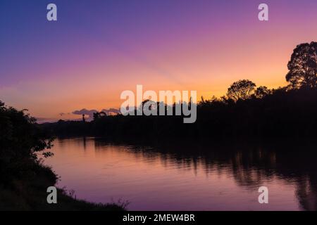 Crepuscolo sul fiume Song Dong Nai nel Parco Nazionale di Cat Tien, Vietnam Foto Stock