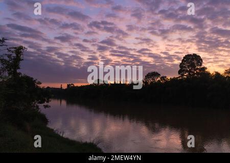 Crepuscolo sul fiume Song Dong Nai nel Parco Nazionale di Cat Tien, Vietnam Foto Stock