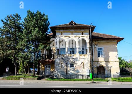 Targoviste, Romania, 1 maggio 2022: Vecchia casa vicino alla strada nella parte storica della città Foto Stock