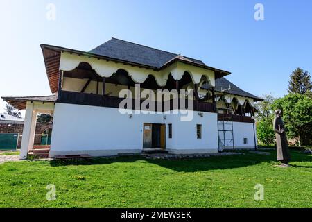 Targoviste, Romania, 1 maggio 2022: Museo della Stampa e del Vecchio Libro Rumeno (Muzeul Tiparului si al Cartii Vechi Romanesti) nei pressi della Corte reale (Curtea Foto Stock