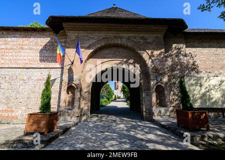 Targoviste, Romania, 1 maggio 2022: Ingresso principale ai vecchi edifici e rovine della Corte reale di Targoviste (Curtea Domneasca) nel Parco Chindia (Parcul Chindi Foto Stock