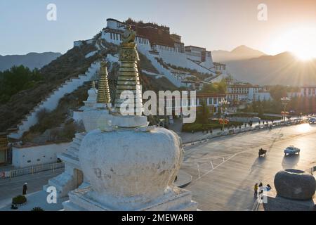 Il Potala, Alba al Palazzo d'Inverno del Dalai Llama, Lhasa, Tibet, Cina Foto Stock