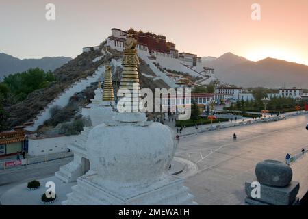 Il Potala, Alba al Palazzo d'Inverno del Dalai Lamas Lhasa, Tibet, Cina Foto Stock