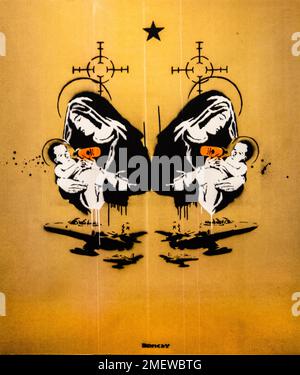 Toxic Mary, Madonna raffigurata con Cristo Bambino con cibo tossico nel contesto dei temi di guerra, 2003, Banksy, mostra sull'artista di strada Foto Stock