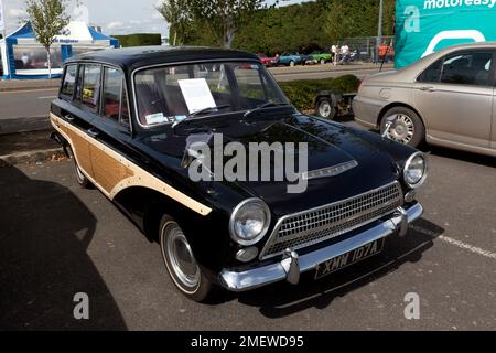 Vista frontale di tre quarti di una tenuta nera, 1963, Ford Consul Cortina 'Woody', in mostra in una zona di club auto al 2022 Silverstone Classic, Foto Stock