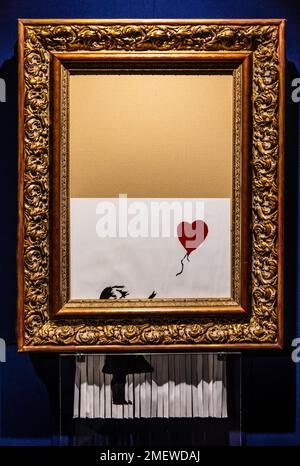 Ragazza con Balloon, è stata parzialmente distrutta ad un'asta da un trituratore costruito nella cornice, 2002, Banksy, mostra sull'artista di strada Foto Stock