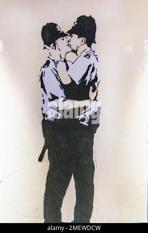 Kissing Coppers, 2004 Brighton, celebra la tolleranza di una città conosciuta per la cordialità gay, Banksy, mostra sull'artista di strada, Muelheim Foto Stock