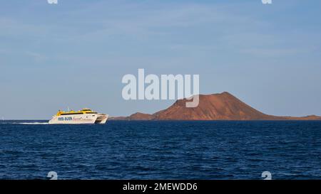 Fred Olsen Catamaran Ferry, al largo dell'isola di Los Lobos, mare calmo, mare blu, cielo blu quasi senza nuvole, costa settentrionale, Corralejo, Fuerteventura, Canarie Foto Stock