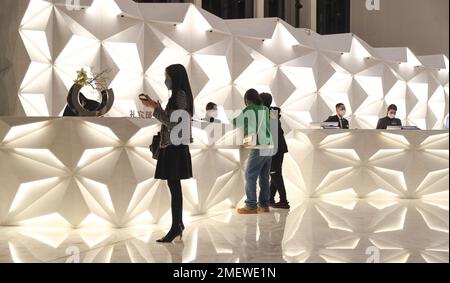 I viaggiatori effettuano il check-in presso la City of Dreams di Macau. 15JAN23 SCMP/Yik Yeung-man Foto Stock