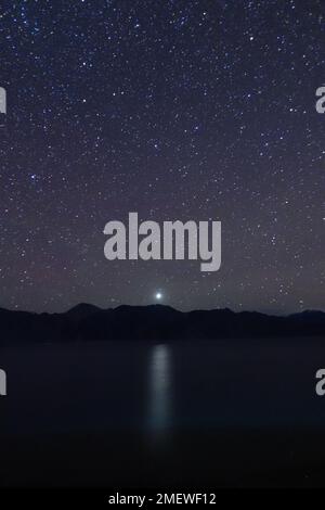 Ladakh, India - 24th agosto 2022: Immagine di esposizione estremamente lunga che mostra la galassia di Milkyway nelle montagne dell'Himalaya. Foto Stock