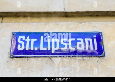 Bell'insegna vintage che mostra strada Lipscani (via Lipscani) visualizzata su una strada nel centro storico di Bucarest, Romania, in un sunn Foto Stock