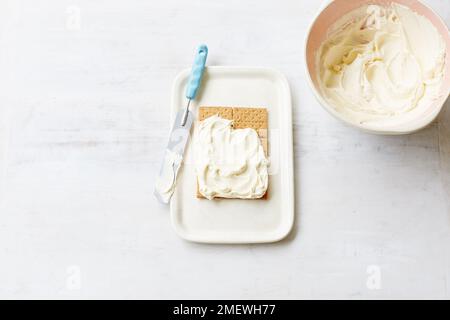 Torta al lampone e al limone con scatola di ghiaccio Foto Stock