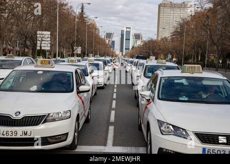 Cabina. Taxi. Tassisti dimostrazione di tassisti attraverso le strade della città di Madrid contro il governo regionale. In Spagna. Foto Stock