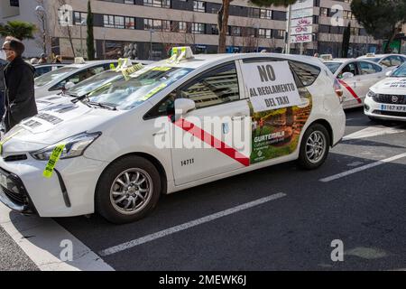 Cabina. Taxi. Tassisti dimostrazione di tassisti attraverso le strade della città di Madrid contro il governo regionale. In Spagna. Foto Stock