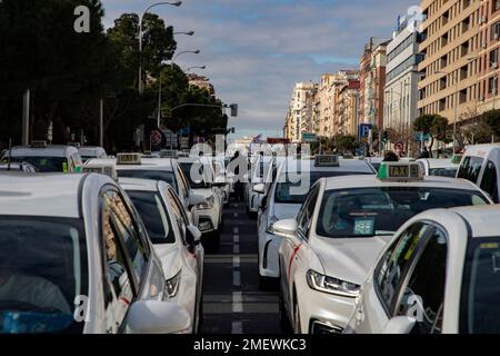 Cabina. Taxi. Tassisti dimostrazione di tassisti attraverso le strade della città di Madrid contro il governo regionale. In Spagna. Foto Stock